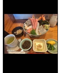 その他 | Law飯 テレビでやってた海鮮丼食べてきました具材が多く食べ手応えありました中とろがとても美味しかったですあと店員さんが気さくでよく話しかけてくれましたサービスでエビフライも頂きました😋(その他)