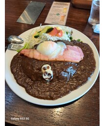LAW飯 | ベーコン🥓ビーフカレーを食べました。ベーコンは、厚く食べ応えがありました炭火で焼いてるのか炭のいい匂いがしました。カレー家で出せない味めちゃくちゃ美味しかったです😋(その他)