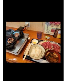 お昼ごはん | 地元のジンギスカン食べました😋特製の甘だれを付けて食べるととても美味しくご飯が進みます、塩レモンで食べてもさっぱりしてて美味しくまたレモンの酸味と合いいくらでも食べれます(笑)(その他)