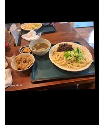 Law飯 | 今日は、肉つけうどんと鳥メシ食べましたこの量でまだ中盛りです肉は馬肉で味が染みてて凄く美味しいですこの夏体力が落ちた身体にスタミナUPです(その他)