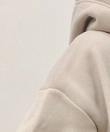 Felt-Maglietta | スポンディシュ素材で裏起毛。ショート気味の丈感、大きめフードで無条件にスタイルアップできる。(パーカー)