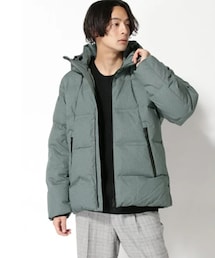 GLOBAL WORK | 抜群の防寒性ややボリューム感のある見た目が今の気分のダウン。とても軽くて着やすく、ダウンの"かさ高"（ボリューム）は650フィルパワーとアウトドアにも対応できる数値で保温性抜群。フードが大きくジップを上まで閉めると首元をすっぽり覆いますし、フードをかぶらなくてもスタンド襟があるのでマフラーいらず。(ダウンジャケット/コート)