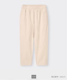 GU | デニムシェフパンツ 適度な厚みのデニム素材を使用したオールシーズンはけるシェフパンツ。太めのウエストゴムでずり落ちてこず、着脱もイージー。はいた瞬間に旬な着こなしが叶うワイドテーパードシルエットも特徴です。タックインやロールアップなど、自由自在な着こなしが楽しめます。(デニムパンツ)