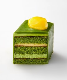 ファクトリーシン | 宇治抹茶を使用したビスキュイ・ジョコンド、クレーム・オ・ブールと、ブロンドショコラ・ガナッシュを丁寧に重ね、ホワイトチョコレートに宇治抹茶をブレンドしたグラサージュショコラでコーティング。仕上げに栗の甘露煮をトッピングした、贅沢な抹茶スイーツです。(その他)