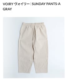 VOIRY | ドクターの休日着をイメージしてデザインされたイージーパンツ『SUNDAY PANTS』。 ゆったりとしたバルーンシルエットで、リラックス感のあるフォルムが特徴的。 こちらは、ハリのあるポリエステル素材で仕立てられた1枚。 ウエスト部分はゴムと紐を使用し、楽な着心地も魅力。 シワや汚れがつきにくいのもうれしく、デイリーからきれいめのコーディネートまで幅広く対応してくれるアイテムです。(パンツ)