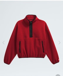THE NORTH FACE | ハーフジップ仕様のフリーストップスでシルエットはゆったりとした着用感のリラックスフィット。カンガルー型のサイドポケットには、セキュリティ性を高めるファスナーを配置。 袖口と裾はゴム仕様でほどよいフィット感の確保に加え、左袖に配したレッドボックスの刺繍ロゴがアクセントとなり、カジュアルな街着として日常のさまざまなシーンで活用できる一着。(トップス)