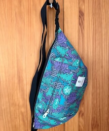 ANNA SUI | 森の木々と動物達の総柄ボディバッグ。緑と紫の毒々しい色の組み合わせ。(ボディバッグ/ウエストポーチ)