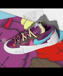NIKE | KAWS×SACAI×NIKE BLAZER LOW SACAIがハイブリッドの発想を取り込み、対照的なテクスチャーのファブリックを組み合わせることでパターンを再解釈しNIKEのBLAZERを大胆にカスタマイズした、KAWSとのコラボレーションモデル。パープルをベースに、ブルー、ピンク、レッドと絶妙なカラーを取り込むことで芸術的な仕上がりへ。つま先のミッドソールには"XX"のアイコン。(スニーカー)