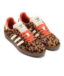 adidas | adidas SAMBA OG W CORE BLACK/PRELOVED RED/CREAM WHITE 大胆なチーター柄プリントが目を奪う、エネルギッシュな外観のシューズは、ポニーヘアのアッパーにレザーのディテール、カラフルなライニングをあしらい、他とは一線を画すデザインが魅力。1950年代にサッカーのインドアトレーニングシューズとして登場したシューズが、独自の世界を築いた。(スニーカー)