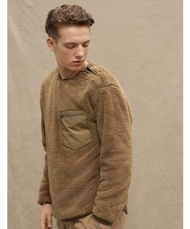 UNIQLO | エンジニアドガーメンツと考えたユニクロのフリースの2019年版。ふわふわのフリースがやさしい暖かさで包み込む。 胸ポケットがアウトドアテイストを演出。 左肩にスナップボタン付き。ジェンダーレスに着こなせるシルエット。 袖口と裾はバインダー仕様で風が入りにくい。(トップス)