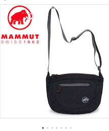 Mammut | アイコニックなマンモスモチーフのワンポイントをあしらったショルダーバッグ。切り替えのディテールが存在感を引き上げている。間口とポケットのジップにはミックスカラーの飾りひもをセットして、アクセントをプラス。指でつまみやすくなって開閉がスムーズに行えるのも魅力。丈夫で軽いリップストップナイロン生地を使用。ショルダーベルトは長さの調節ができ、多彩なアレンジが可能。(ショルダーバッグ)