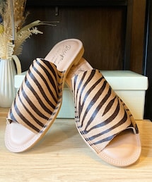 recipe | 日本製で履き心地にこだわった作るになっています。本革なので足に馴染みさらに履き心地の良さを感じていただけます♡また、シルエットが綺麗なのでいわゆるおばちゃんサンダルになりません( ᵕᴗᵕ )(サンダル)