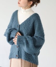 RAY CASSIN | ふわふわ深Vゆるカーディガン
ふわふわの起毛感がかわいいVネックニットカーディガン。

今季トレンドの毛足長めのカーディガンは、
一枚あると一気に旬な印象になるアイテムです。

デニムなどのカジュアル合わせはもちろん、
ショート丈のボトムスとも相性◎　商品素材	本体：アクリル64%、ナイロン33%、ポリウレタン3%
サイズ	FREE　品番	119930280(カーディガン/ボレロ)