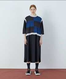 FRAPBOIS | ハイゲージのニットと程よく張りのあるタイプライター生地をドッキングしたアイテムです。ニット部分はオリジナルの図案で、透かし柄を編みました。 所々、柄と色が切り替わって、パッチワークのような見え方になっており、とても手間のかかる仕様になっています。 シャツワンピースの上にニットベストを着用しているようなイメージで作りました。 1枚で重ね着のような見え方が可愛いワンピースです。(ワンピース/ドレス)