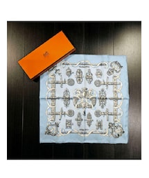 HERMES | 男が使うならネッカチーフ用途限定サイズのプチカレ。ライトブルーに枯れたグレー階調の配色が気に入り購入(ポケットチーフ)