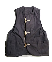 NORBIT | ダッフルボタンをパラシュートバタン仕様にアレンジし、バックには大容量のコットンメッシュポケットをあしらったユーティリティーベスト。					 難燃加工を施した生地を使用し、焚火などのシーンにも最適。(ベスト)