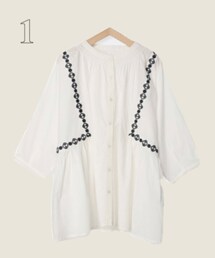 Samansa Mos2 | 花刺しゅうがさりげなくフェミニンなムードをプラスするブラウス。 バンドカラーのネックデザインで、首元をすっきりと見せてくれます。 細身のパンツと合わせたメリハリ感のあるコーディネートがおすすめ◎ デイリーユースはもちろん、休日のお出かけシーンにもぴったりのアイテムです。(シャツ/ブラウス)