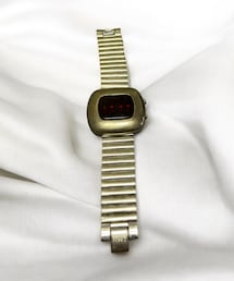 FOSSIL | おそらく10代の時に買ったもの　横のボタンを押している時しか時間が見えない結構不便なもの　もはやブレスレットに近い(デジタル腕時計)