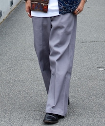 BEN DAVIS | ・U.S.A GORILLA CUT PANTS  本国U.S.A企画のゴリラカットパンツ。  耐久性に優れた10.5ozの生地を使用しており、  BEN DAVISで1番太いワイドシルエットパンツとなっております。  ワークらしいしっかりした質感のツイル生地で、  ウエストから裾までズドンと落ちるワイドストレートなシルエットが  ゴリラカットならではの無骨さがありGOODなアイテム!! (チノパンツ)