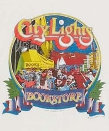 CITY LIGHTS BOOKS | City Lights Bookstoreは、サンフランシスコのノースビーチにある老舗書店兼出版社です。1953年に詩人のローレンス・ファーリンゲッティによって設立され、ビート・ジェネレーションの中心地となったことで有名です。アレン・ギンズバーグの「HOWL」などがここで出版され、現在もリベラルな思想に基づいた書籍の出版や取り扱いを続けています。﻿(Tシャツ/カットソー)