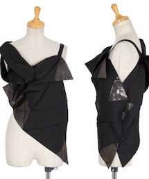 ISSEY MIYAKE | 箔プリントデザインノースリーブ ¥36,080(トップス)