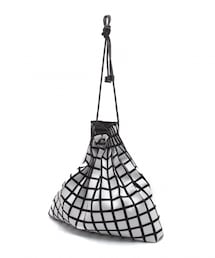 ISSEY MIYAKE | 格子プリントプリーツ巾着バッグ ¥29,502(バッグ)