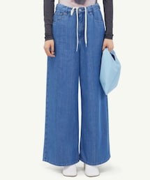 MM6 Maison Margiela | 9 1/2のインディゴデニムで仕立てたトラウザーです。ポケットが5つ備わっています。オーバーサイズのシルエットにシームのディテールが施されています。バックには、控えめながら象徴的なMM6の1本の白いシグネチャーステッチが施されています。(デニムパンツ)