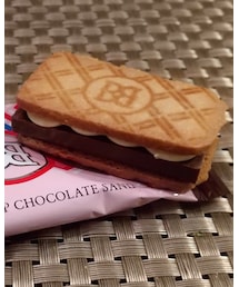 ⬆の中身🖤 | 　サンドされている板チョコ🍫のボリュームがたまりません❕🎵(食器/キッチン)