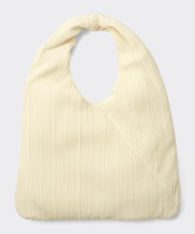 GU | プリーツトライアングルバッグ商品番号：349523 01 OFF WHITE サイズ：WOMEN ONE SIZE ¥1,990 光沢のあるプリーツ素材がコーディネートの主役になるトライアングルバッグ。ワンハンドルですっきり持てるのが魅力です。小物収納に便利な内ポケット付き。デイリーのシンプルなコーディネートに持つだけで華やかな印象を与えます。光沢のある素材なのでパーティ時のサブバッグとしても活躍(バッグ)