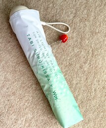 Bleu Bleuet | 旅する喫茶×Wpc. クリームソーダパラソル。グリーンの部分にはソーダの気泡っぽいプリント、白くて丸い持ち手部分はバニラアイスっぽく見えます。(折りたたみ傘)