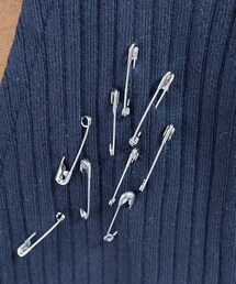 胸元に安全ピン | アクセサリー
