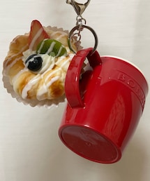 自作チャーム | ネットで買ったデニッシュ型スクイーズキーホルダーとセリアのマグカップをドッキング(チャーム)