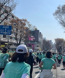 先の方までグリーンカラーで埋め尽くされた表参道 | スポーツグッズ