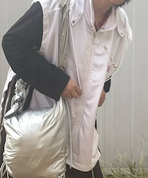 used | ホワイト基調のブラックのラインがはいった、ジャージ素材のノースリーブのジップパーカー、「adidas」とレッドの刺繍あり(パーカー)