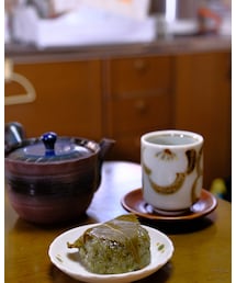 うさこのスウィーツ同盟会 | アピタ静岡の、奈良井宿出張店舗販売で見つけたよもぎ桜餅。桜の葉の塩っけと、よもぎの香りのマリアージュが和菓子好きにはたまらん♪。(その他)