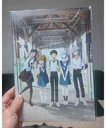 グッズを買う中年男性 | いやいや、グッズ購入は基本でしょーよっ！(ステーショナリー)