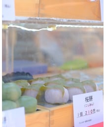 うさこのスウィーツ同盟会 | 　土曜に行った静岡祭りで、桜餅買いつつ店頭のディスプレイを撮らせろと交渉する中年男性。(その他)