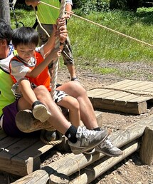 アスレチックで。 | 友達のパパに抱っこされてターザンロープ（ウチのパパは何をしているんだい？）。これは幼児用だったため、パパさんが地面に擦れて超危険な事になっていた。やはり、幼児用は幼児だけだと危なそうでも大人が関与してはいけないものである。(その他)