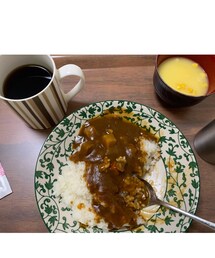 パパが用意してくれたご飯（レトルト） | 半分ほど食べかけでパチリ📸コーヒー好きな私に暖かいコーヒーを淹れてくれた。ありがとうパパ。でも今、薬で胃がやられてるの。せっかくだから飲むけど。(その他)