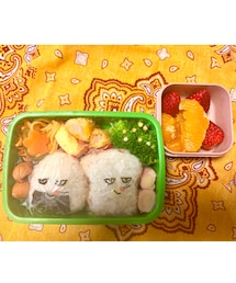 本日のキャラ弁(パンどろぼうのつもり) | 細かい部分はピンセットとかいるのかもしれない。あと細かく切れるハサミがいるのかもしれない。おにぎり小さくて中身が飛び出し上手くできなくてめちゃ時間かかった(顔だけで20分で発狂しそうになった)。そして詰めるのもおかずが全然入らなくなった。おにぎり食べやすくとラップをしたら顔の海苔がシワシワになった。不器用でごめんげんちゃん。。(その他)