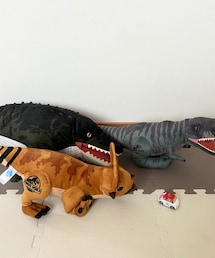 ジュラシックワールド | ゲーセンの景品。モササウルス、トリケラトプス、ティラノサウルス。手前はトミカ。(おもちゃ)
