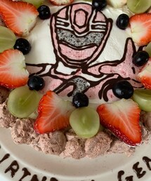 キラメイジャーケーキ | げんちゃんに生ケーキかチーズケーキかチョコケーキか聞いたら「キラメイジャーケーキ‼️」と返ってきたので。食紅使わずちょっと色が薄いけど(黒は黒ゴマを摺り、赤はイチゴパウダーを使用)。そして一枚しかない絞り出し袋が破け心が折れた。(その他)