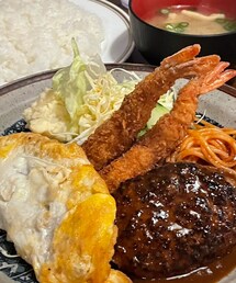 うさこのスウィーツ同盟会 | 隣の市にある洋食屋さんの「リボンランチ」ランチという名前ですが、夜も注文OK。エビフライ、ナポリタン、チキンピカタにハンバーグ。ライスとお味噌汁付き✨️ご飯は半分主人に。あとは全部食べるつもりだったけど。完食したのはナポリタンとキャベツのみ(T^T)あとは、ほぼ半分量しか食べれず、主人の元へ(そして、それらを秒で食べ終えた主人がすごいっ!)(その他)