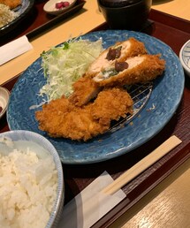 うさこのスウィーツ同盟会 | こないだのカツ丼リベンジ🔥…といいつつ、こないだの店ではない＆カツ丼の気分でもない🤣「かつ麦」というお店の梅しそチキンカツ＆ヒレカツ御膳✨️ご飯は半分主人に食べてもらい(結果、主人のご飯山盛り🍚に𐤔𐤔𐤔)、カツも1切れ主人にあげましたが…。すごーくおいしかったです😋(その他)