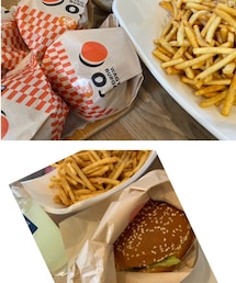 うさこのスウィーツ同盟会 | 和牛ビーフチーズバーガーとフライドポテト、レモンスカッシュ🍋ポテトは「バケツポテト」って名前です。テイクアウトだと、めちゃ大きなカップに入ってます。今回は、店内で食べたので大皿に盛られてます。時間が経ってもサクサクでコンソメのような味付けです🍟(その他)