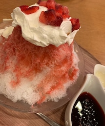 うさこのスウィーツ同盟会 | ココスの純氷かき氷🍧果肉感たっぷりソース＆練乳をかけて。純氷は、ろ過したお水をゆっくり凍らせるから、透明度高くて、とけにくい氷なんだそうです✨️(その他)