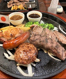 うさこのスウィーツ同盟会 | 久々に行ったステーキガスト🥩手前は主人が頼んだミックスグリル全部のせ‼️みたいなメニュー。奥に写るのがわたしが頼んだカットステーキ。ちなみに私は、カットステーキは3枚しか食べれず、主人にあげたので、主人の鉄板はさらにもりもりでしたꉂ🤣𐤔(その他)