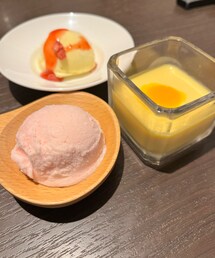 うさこのスウィーツ同盟会 | ホテルのチャイニーズオーダーバイキング😋 こちらは、デザート3種(バニラアイスドライ苺添え・桜のアイス・マンゴープリン)✨️あまりにおいしかったので、苺添えアイスはこの後さらに2回おかわり、桜のアイスとマンゴープリンも1回ずつおかわり。もっというと、これとは別に、杏仁豆腐とミニ桃饅頭🍑も食べました😋チャイニーズオーダーバイキングというより、スウィーツバイキングの様相でした🤣(その他)