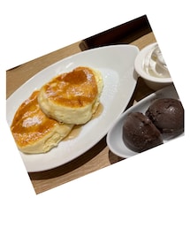 うさこのスウィーツ同盟会 | スフレパンケーキ🥞ホイップとチョコアイスをトッピング♥️でも、アイスは載せなくていいなーとなり。アイスはアイスとして食べました😋(その他)