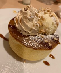 うさこのスウィーツ同盟会 | 釜焼きパンケーキ(きな粉ホイップ&バニラアイス添え)🥞 チョコソースの方と迷いまくって、きな粉ソースの方にしたのですが。結果大正解٩(>ω<*)و✨️きな粉風味のホイップがめっちゃおいしい♥️きなこのソースもかけてあって。パンケーキは、甘めのシフォンケーキみたいな食感でした😋(その他)
